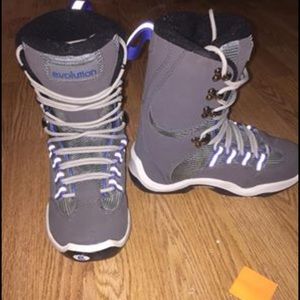 Snowboarding boots